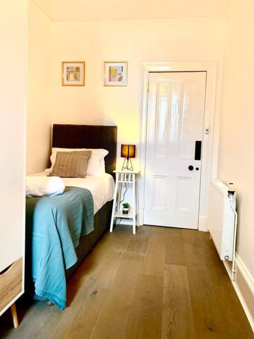Anchored Homely Apartment In Historic Centre Paisley Exterior photo