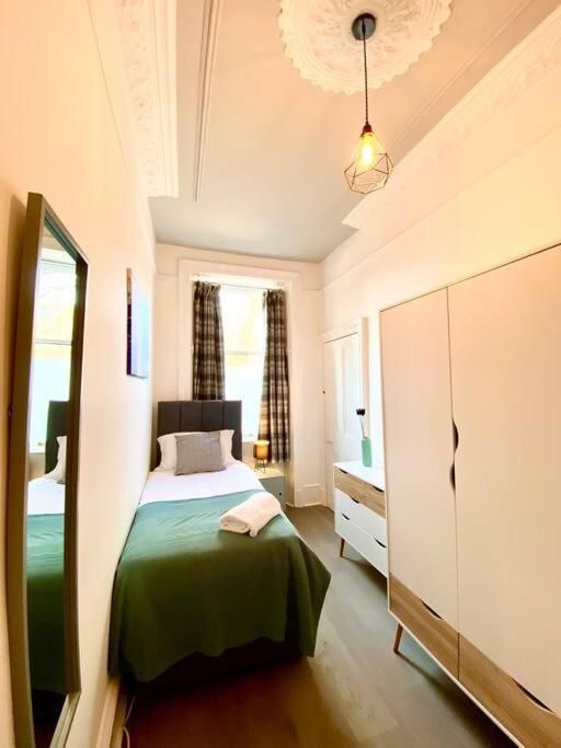 Anchored Homely Apartment In Historic Centre Paisley Exterior photo