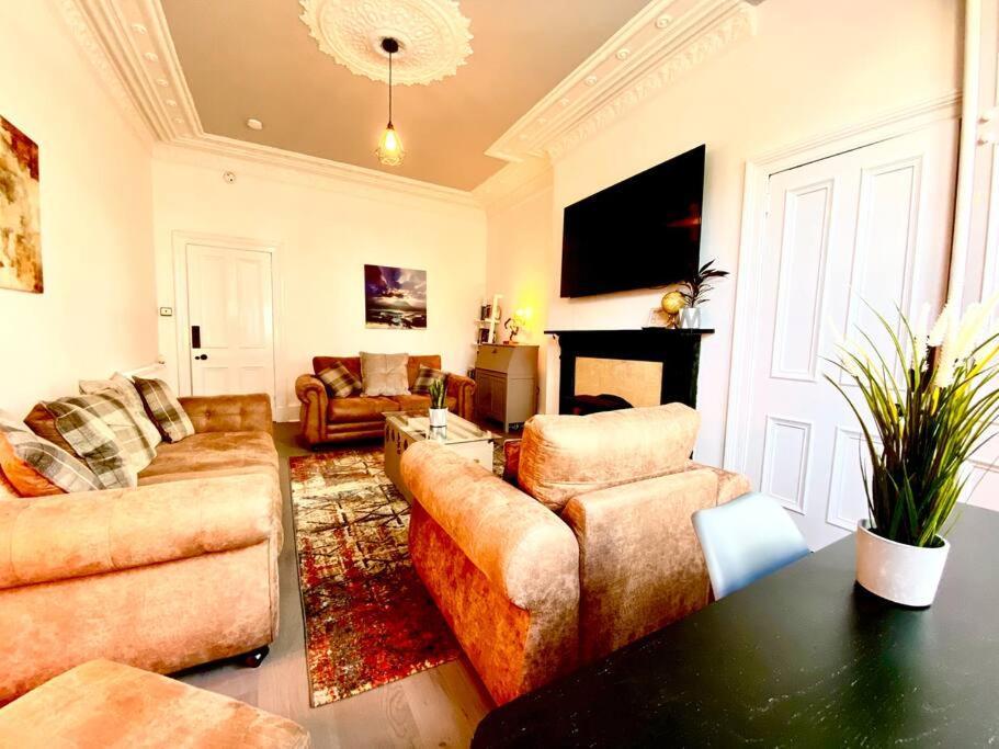 Anchored Homely Apartment In Historic Centre Paisley Exterior photo